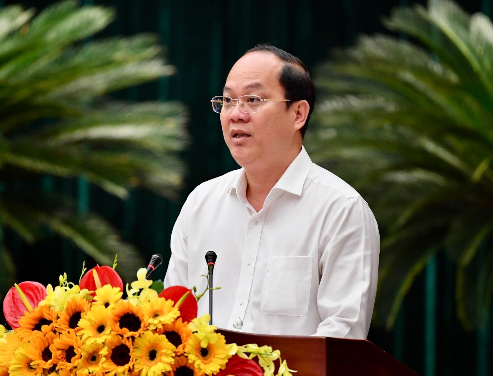 Phó Bí thư Thành ủy Nguyễn Hồ Hải báo cáo 10 năm thực hiện Nghị quyết Trung ương 8 khóa XI tại TP. Hồ Chí Minh (Ảnh: Việt Dũng).